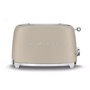 Grille-pain SMEG TSF01CHMEU (Copier) de couleur beige, rehaussé de touches chromées, photographié de face sur un fond blanc uni.