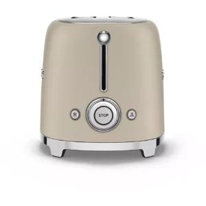 Le modèle SMEG TSF01CHMEU (Copier) est un grille-pain beige à deux fentes, doté de finitions chromées, de boutons de commande à l'avant et d'un bouton d'arrêt central rond.