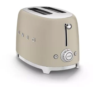 Grille-pain SMEG TSF01CHMEU (Copier) de couleur beige, à deux fentes, avec des finitions chromées, doté de boutons à l'avant et d'un logo sur le côté.