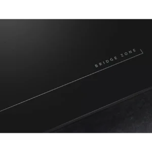 Surface noire ornée d'une fine ligne blanche et de l'inscription « AEG TI84IU00IT » en blanc, dans un style minimaliste inspiré de l'esthétique AEG.