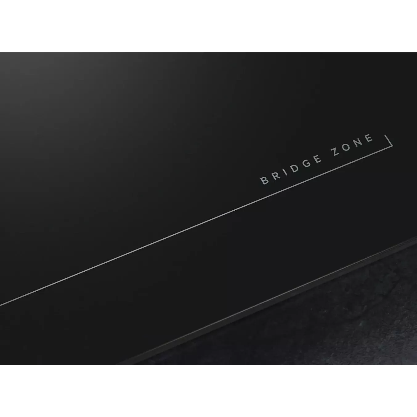 Surface noire ornée d'une fine ligne blanche et de l'inscription « AEG TI84IU00IT » en blanc, dans un style minimaliste inspiré de l'esthétique AEG.