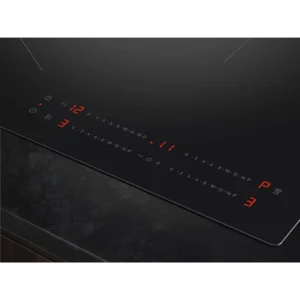 La plaque à induction AEG TI84IU00IT se distingue par son design noir épuré, ses commandes tactiles numériques et ses chiffres LED rouges affichés sur sa surface.