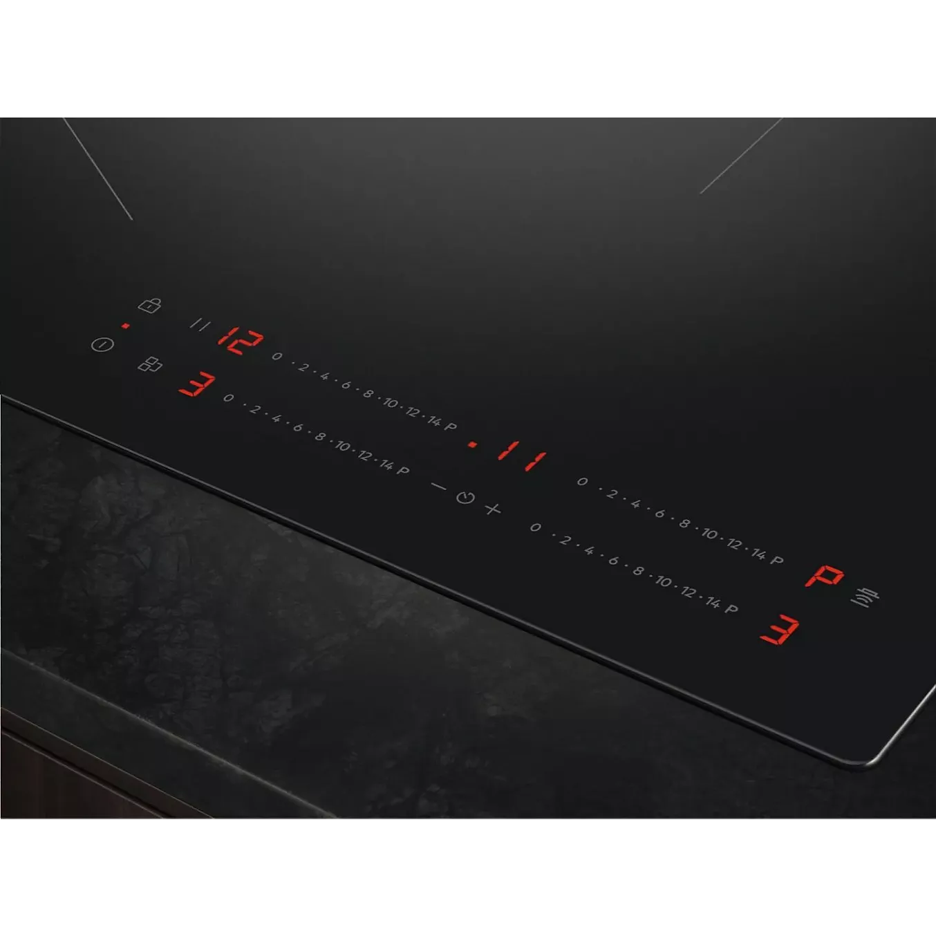 La plaque à induction AEG TI84IU00IT se distingue par son design noir épuré, ses commandes tactiles numériques et ses chiffres LED rouges affichés sur sa surface.