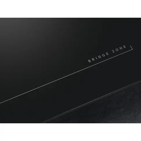 Doté d'une surface noire portant l'inscription « BRIDGE ZONE », ce produit AEG TI84IU00IT présente une fine ligne blanche dans le coin inférieur droit et est discrètement marqué d'un code unique garantissant son authenticité.