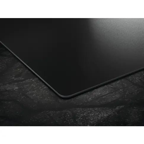 Gros plan sur le tapis de souris rectangulaire noir AEG TI84IU00IT posé sur une surface sombre et texturée, mettant en valeur ses coins arrondis.