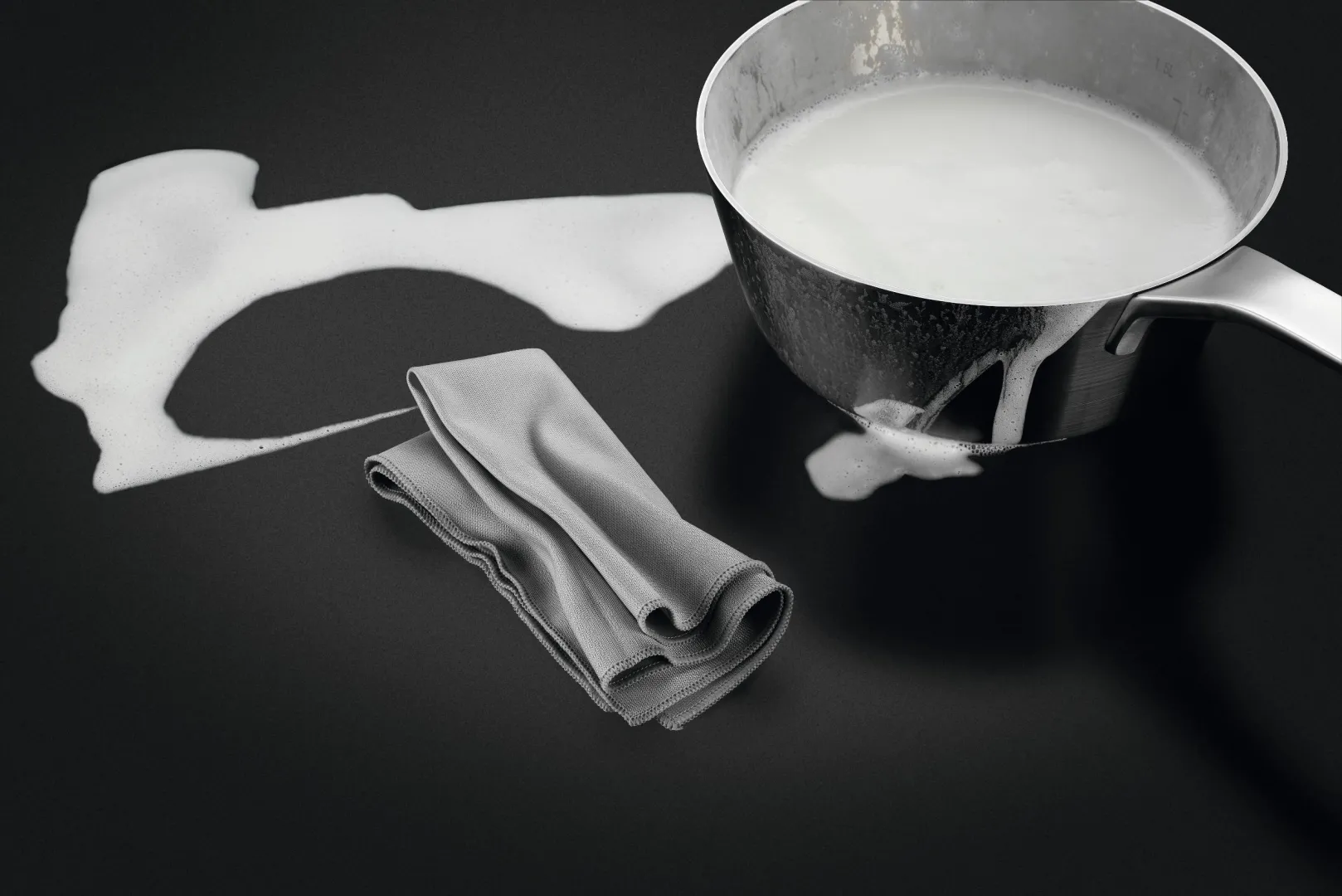 Un pot de lait renversé repose sur une surface noire, à côté d'un linge gris soigneusement plié, tandis que le modèle AEG TI84IU00IT occupe une place prépondérante à l'arrière-plan.