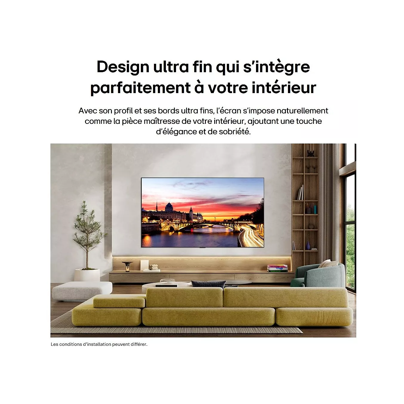Un salon moderne équipé d'un téléviseur LG OLED77C6 fixé au mur, sur lequel s'affiche une vue de la ville au coucher du soleil.