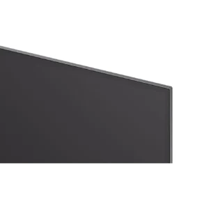 Gros plan sur le coin supérieur d'un téléviseur à écran plat LG OLED77C6, doté d'un cadre fin et sombre, sur fond blanc.