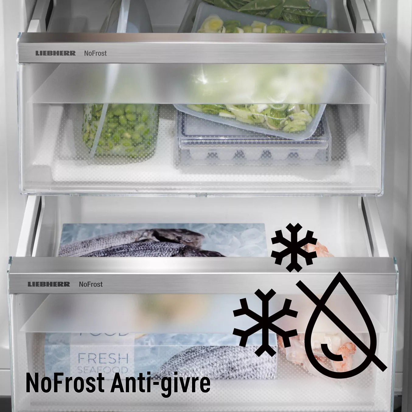 Deux tiroirs de congélateur ouverts, remplis de légumes et de poisson surgelés, dans le modèle LIEBHERR FNE5217-20, portant la mention « NoFrost Anti-givre » et des icônes en forme de flocon de neige.