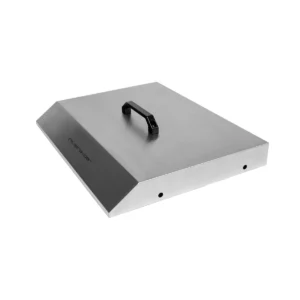 Un couvercle de barbecue rectangulaire en acier inoxydable, muni d'une poignée noire, conçu comme un accessoire haut de gamme pour le modèle RIVIERA & BAR QPL965, représenté posé sur un fond blanc.