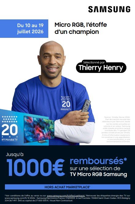 Un homme vêtu d'une chemise bleue tient une télécommande et un ballon de football, faisant la promotion d'une offre de remboursement sur les téléviseurs SAMSUNG valable jusqu'en JUILLET 2026.