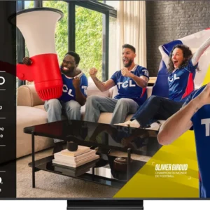 Quatre fans enthousiastes, vêtus de maillots TCL bleus, encouragent leur équipe depuis leur canapé, à côté de leur téléviseur connecté ; l'un d'eux forme un cœur avec ses mains tandis que des scènes d'action saisissantes s'affichent sur le superbe TCL 55C6K PRO.