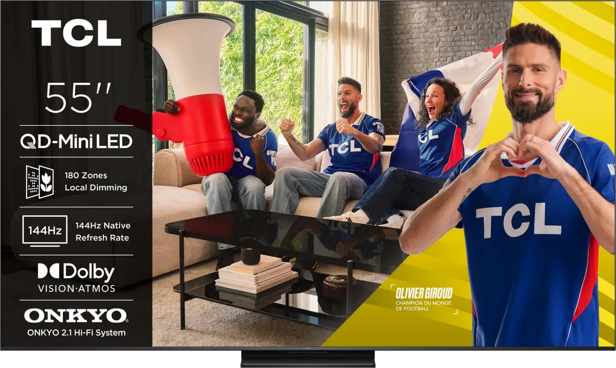 Quatre fans enthousiastes, vêtus de maillots TCL bleus, encouragent leur équipe depuis leur canapé, à côté de leur téléviseur connecté ; l'un d'eux forme un cœur avec ses mains tandis que des scènes d'action saisissantes s'affichent sur le superbe TCL 55C6K PRO.