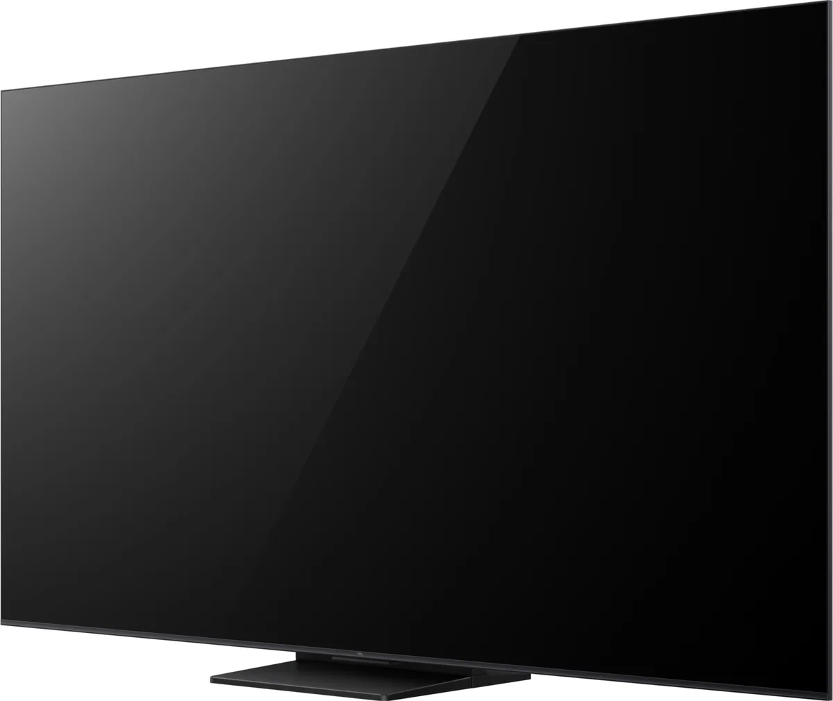 Le TCL 55C6K PRO est un grand téléviseur connecté à écran plat, doté d'un cadre fin et d'un socle rectangulaire, photographié sous un angle oblique.