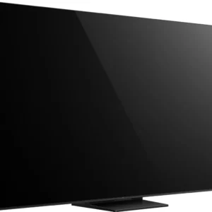 Le TCL 55C6K PRO, un grand téléviseur à écran plat doté d'un cadre noir épuré, est présenté sous un angle de vue oblique sur un fond blanc uni.