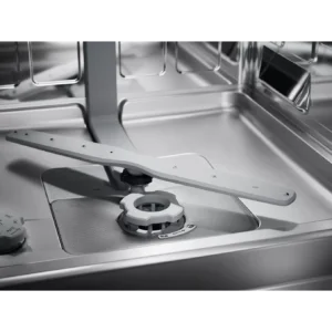 Gros plan sur l'intérieur d'un lave-vaisselle AEG vide, mettant en évidence le bras gicleur et les surfaces en acier inoxydable.