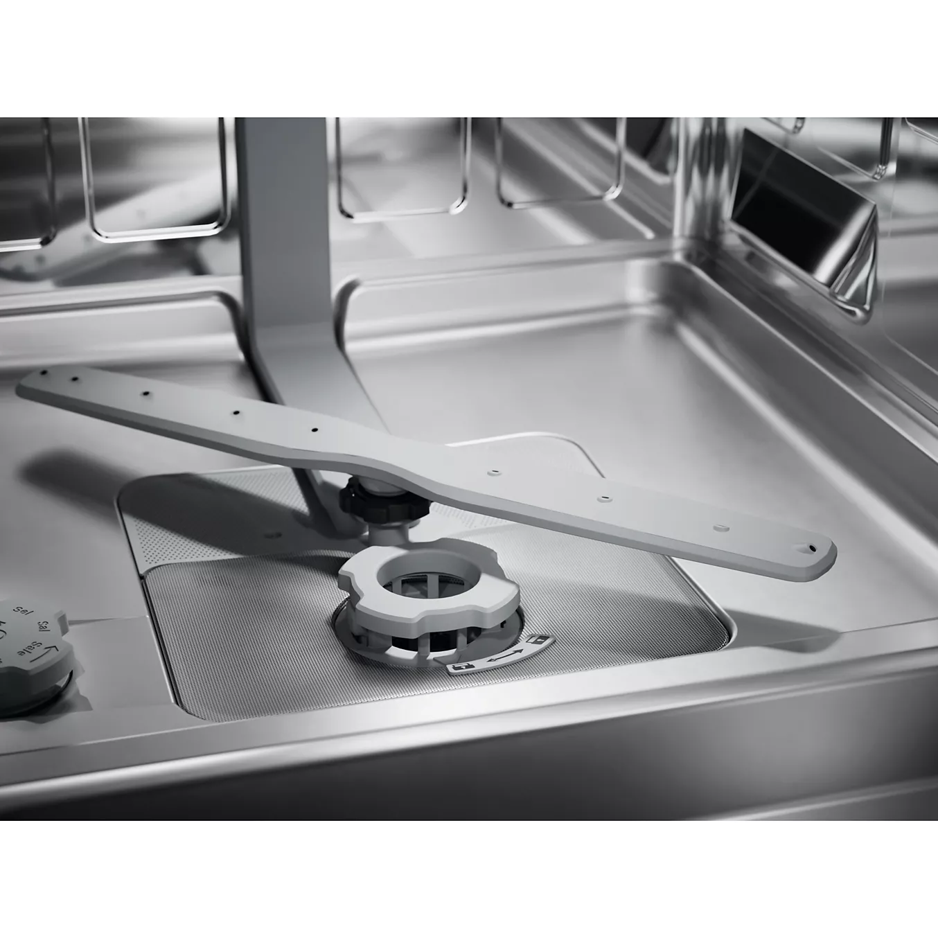 Gros plan sur l'intérieur d'un lave-vaisselle AEG vide, mettant en évidence le bras gicleur et les surfaces en acier inoxydable.