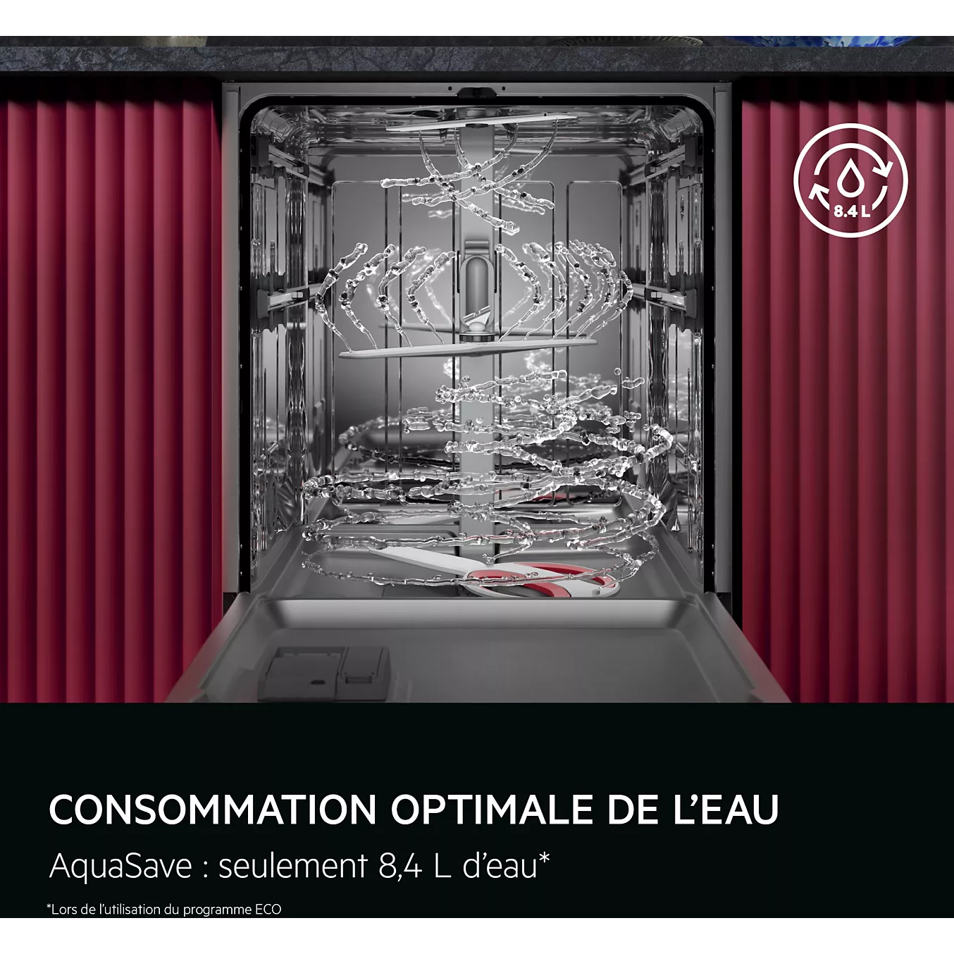 Lave-vaisselle AEG ouvert, avec des jets d'eau à l'intérieur, mettant en avant sa consommation d'eau optimale de 8,4 litres par cycle « Eco ».