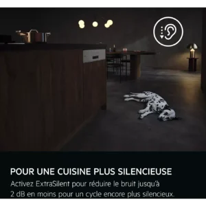 Un dalmatien est allongé sur le sol sombre d'une cuisine, tandis qu'un texte vante les mérites du lave-vaisselle AEG, doté du mode « ExtraSilent » pour un fonctionnement plus silencieux.