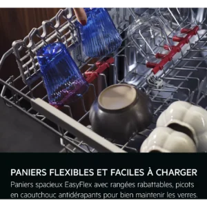 Le panier du lave-vaisselle AEG est doté de picots souples qui maintiennent fermement les tasses, les bols et les verres, y compris les verres bleus.