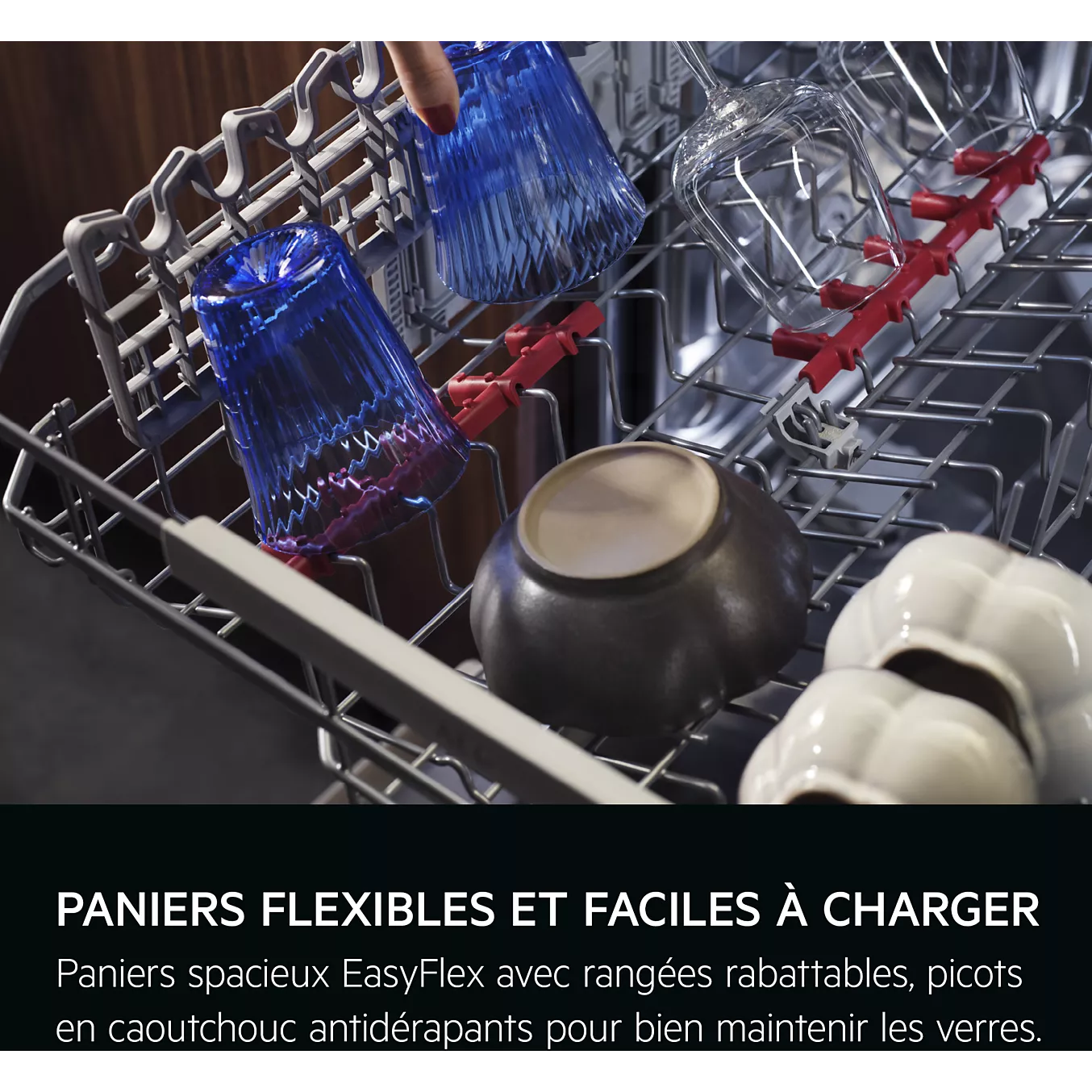 Le panier du lave-vaisselle AEG est doté de picots souples qui maintiennent fermement les tasses, les bols et les verres, y compris les verres bleus.