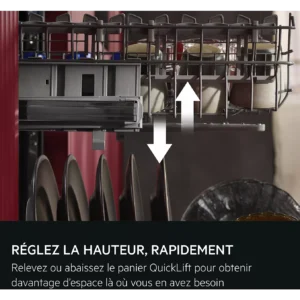 Gros plan sur un panier de lave-vaisselle AEG que l'on règle vers le haut ou vers le bas à l'aide de flèches blanches, avec de la vaisselle dans les paniers supérieur et inférieur.
