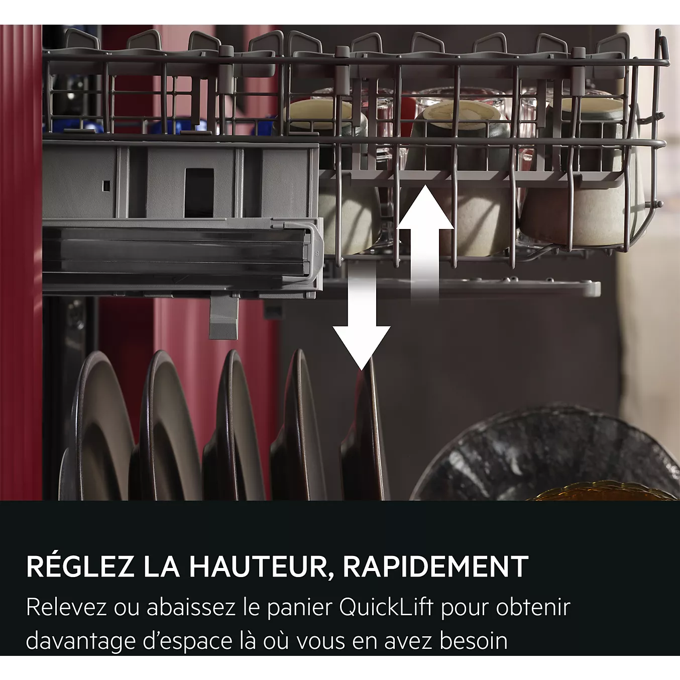 Gros plan sur un panier de lave-vaisselle AEG que l'on règle vers le haut ou vers le bas à l'aide de flèches blanches, avec de la vaisselle dans les paniers supérieur et inférieur.