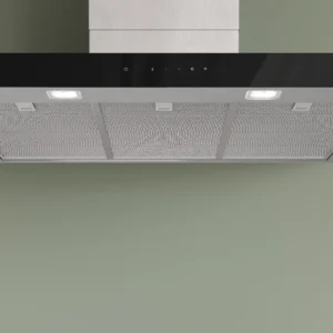 Hotte aspirante moderne DWB97DN en acier inoxydable et noir, équipée de trois filtres et d'un éclairage intégré, fixée contre un mur vert.