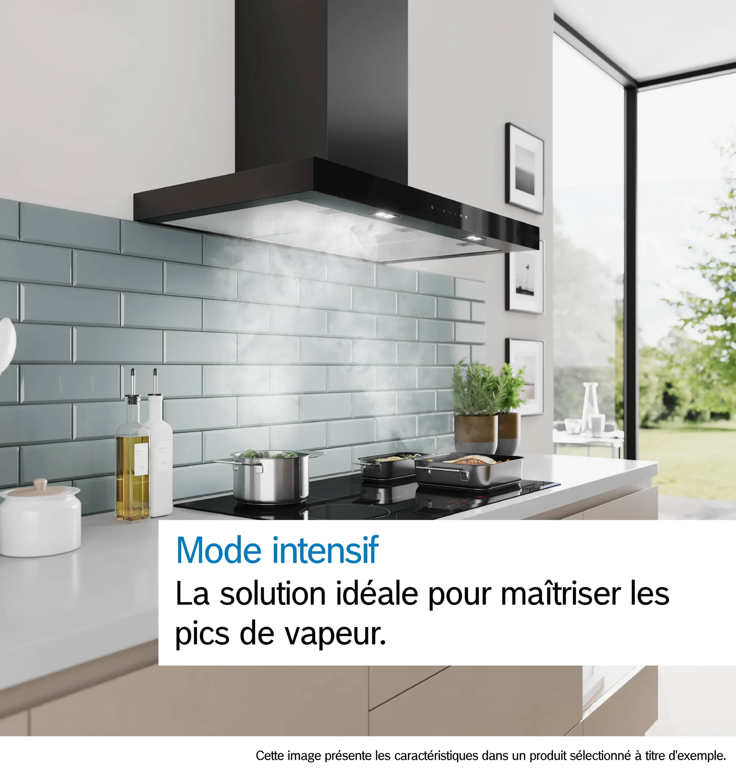 Une cuisine moderne où l'on aperçoit la hotte noire DWB97DN installée au-dessus d'une casserole fumante posée sur la cuisinière, tandis que la lumière du soleil pénètre à flots par la fenêtre.