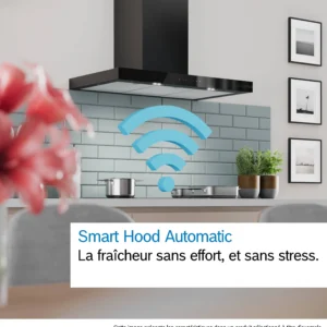 Cuisine moderne équipée de la cuisinière DWB97DN et d'une hotte intelligente, avec un symbole Wi-Fi bleu et un texte en français mettant en avant son côté pratique.