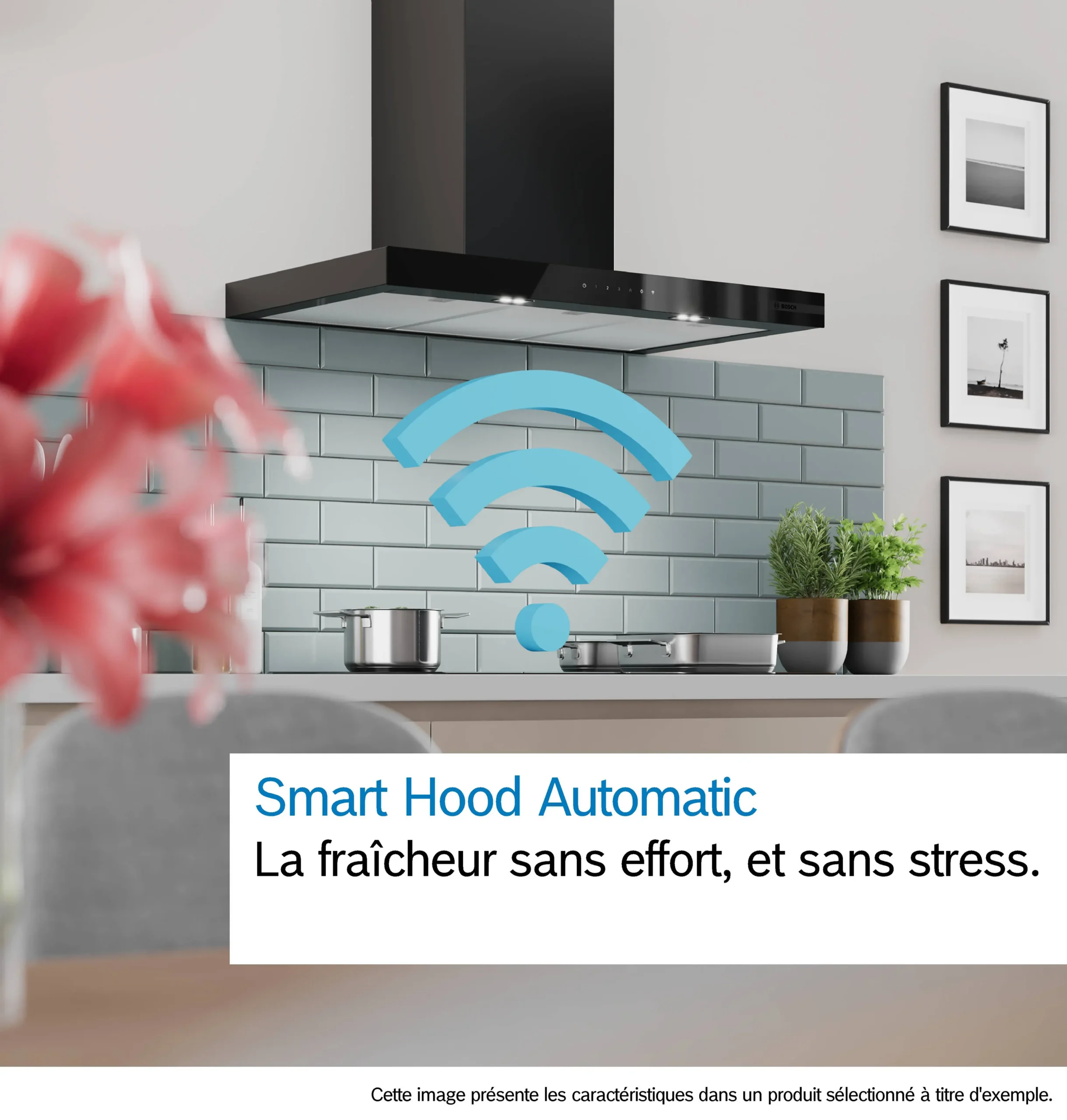 Cuisine moderne équipée de la cuisinière DWB97DN et d'une hotte intelligente, avec un symbole Wi-Fi bleu et un texte en français mettant en avant son côté pratique.