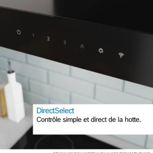 Gros plan sur le panneau de commande de la hotte DWB97DN, doté de boutons tactiles, au-dessus d'un plan de travail de cuisine.