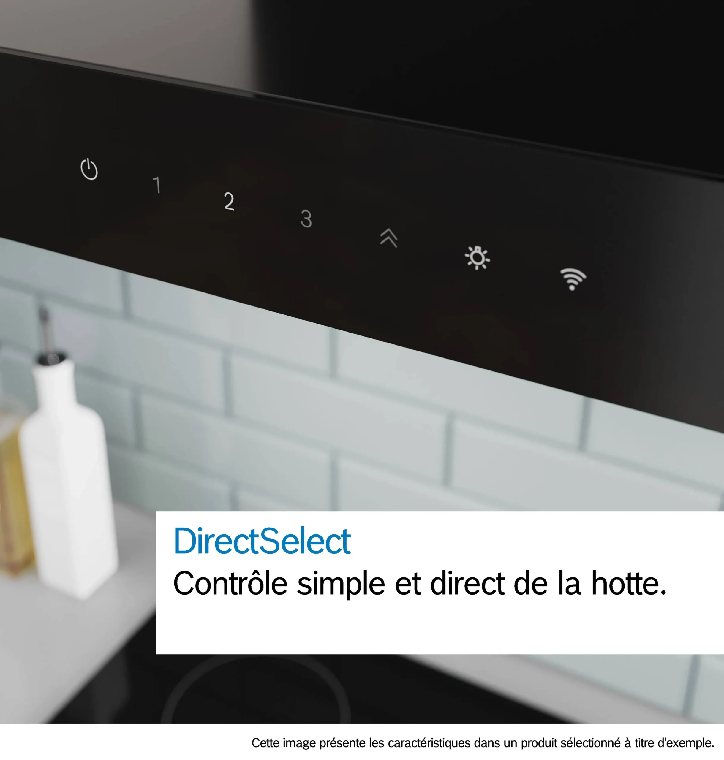 Gros plan sur le panneau de commande de la hotte DWB97DN, doté de boutons tactiles, au-dessus d'un plan de travail de cuisine.