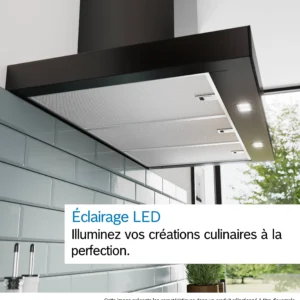 Hotte de cuisine moderne DWB97DN avec éclairage LED, posée devant un mur carrelé gris, avec une fenêtre en arrière-plan.