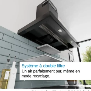 La hotte de cuisine DWB97DN, équipée d'un système à double filtre, est représentée ci-dessus au-dessus d'une cuisinière, vue d'en bas et placée à côté de bocaux à épices.