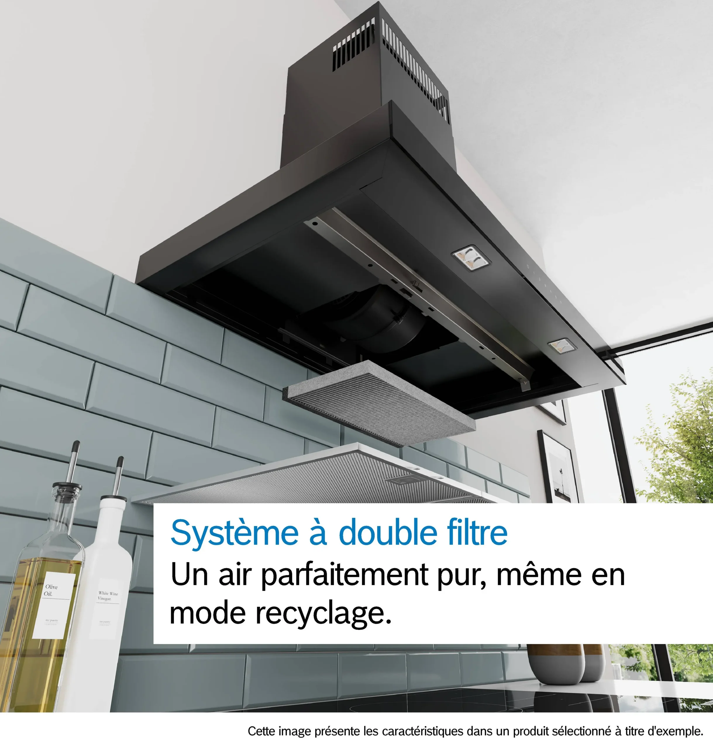 La hotte de cuisine DWB97DN, équipée d'un système à double filtre, est représentée ci-dessus au-dessus d'une cuisinière, vue d'en bas et placée à côté de bocaux à épices.