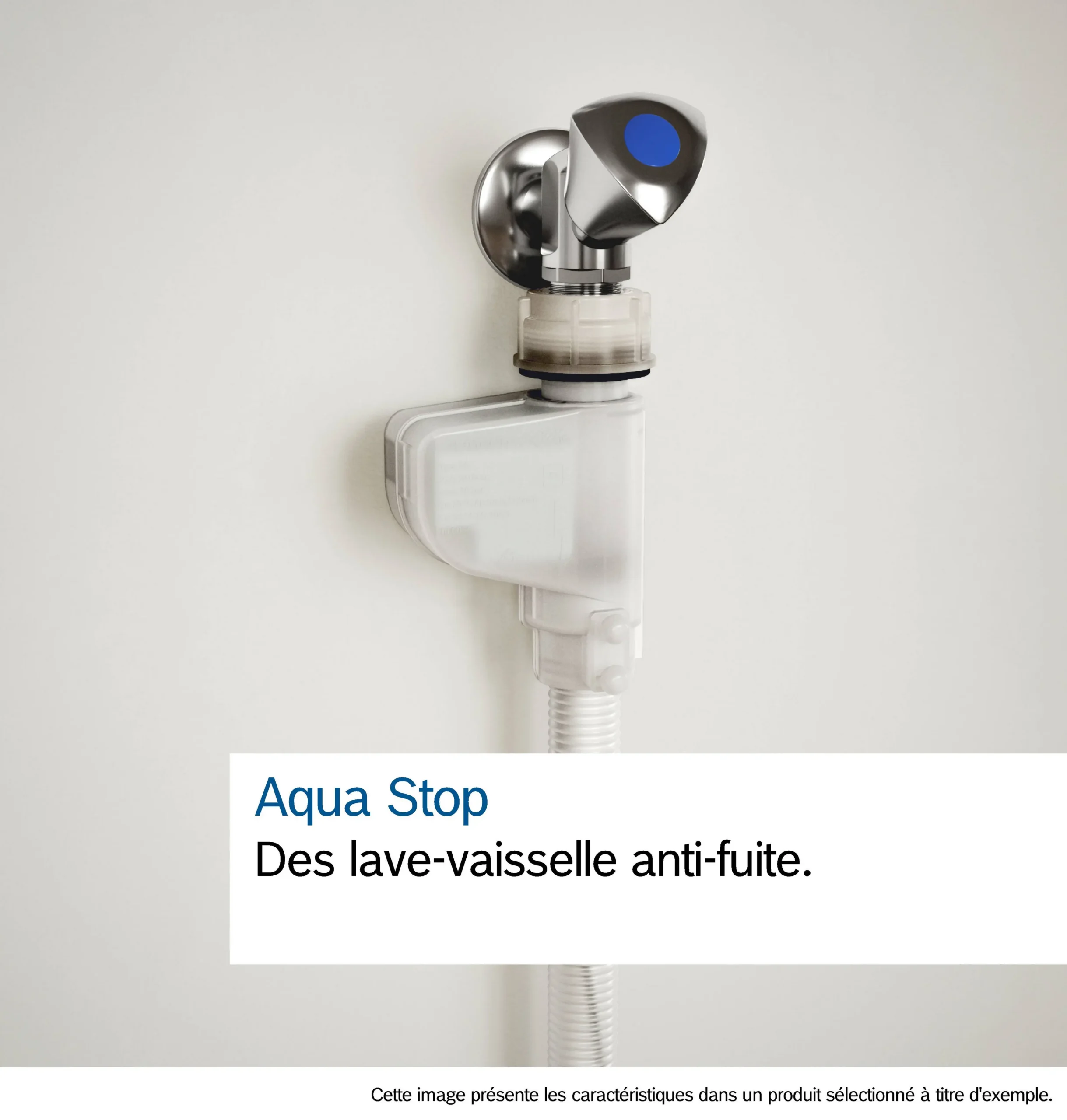 Gros plan sur une vanne anti-fuite Aqua Stop pour lave-vaisselle, fixée à un tuyau et se détachant sur un mur clair, telle qu'on la trouve généralement sur le lave-vaisselle encastrable BOSCH SMI2HTB06E.