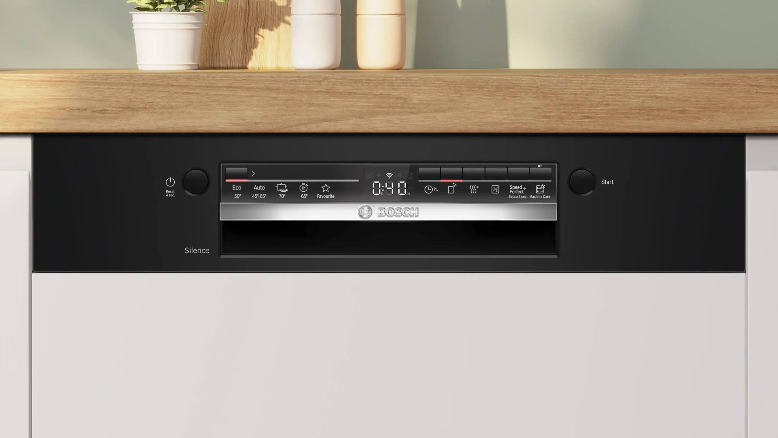 Gros plan sur le panneau de commande du lave-vaisselle encastrable BOSCH SMI2HTB06E, installé sous un plan de travail en bois sur lequel sont disposés des objets décoratifs.