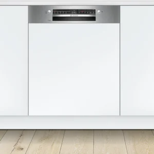 Le lave-vaisselle encastrable BOSCH SMI2HTS02E, doté d'un panneau de commande en acier inoxydable, est installé dans un meuble de cuisine blanc au style moderne.