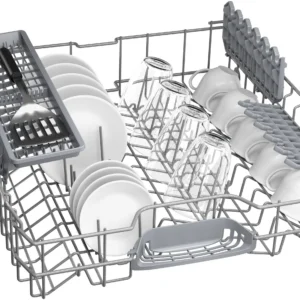 Un panier de lave-vaisselle ouvert, rempli d'assiettes, de bols, de verres et de tasses soigneusement rangés, ainsi que d'une spatule, prêts à être lavés dans le lave-vaisselle encastrable BOSCH SMI2HTS02E.
