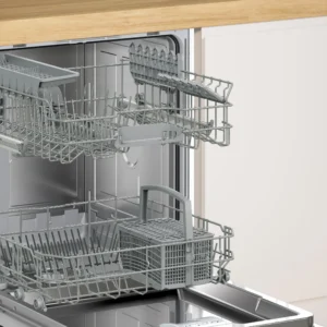Le lave-vaisselle BOSCH SMI2HTS02E, encastré sous un plan de travail en bois, est présenté ouvert, les paniers supérieur et inférieur étant tous deux vides.