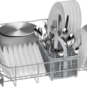 Ouvrez le panier du lave-vaisselle BOSCH SMI2HTS02E, dans lequel sont disposés des assiettes, des couverts et une grande casserole, le tout soigneusement rangé pour le lavage.
