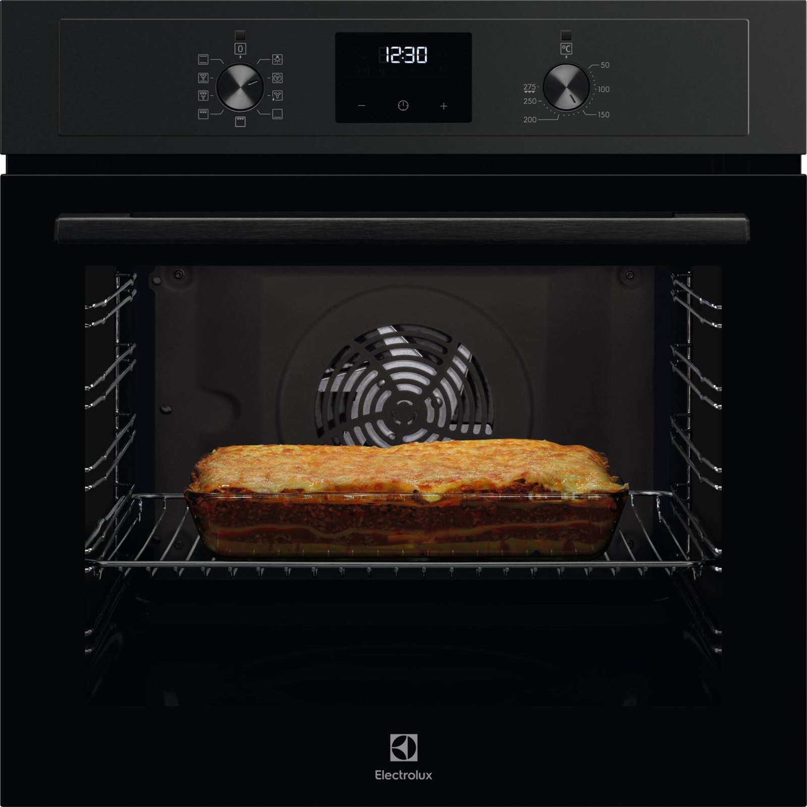 Une lasagne dans un plat en verre cuit dans un four moderne ELECTROLUX EOF3C40TH noir, dont la porte est ouverte.