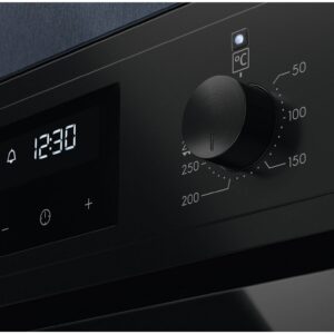 Le four ELECTROLUX EOF3C40TH est équipé d'un panneau de commande numérique affichant 12 h 30 et d'un bouton de réglage de la température réglé sur 200 °C.