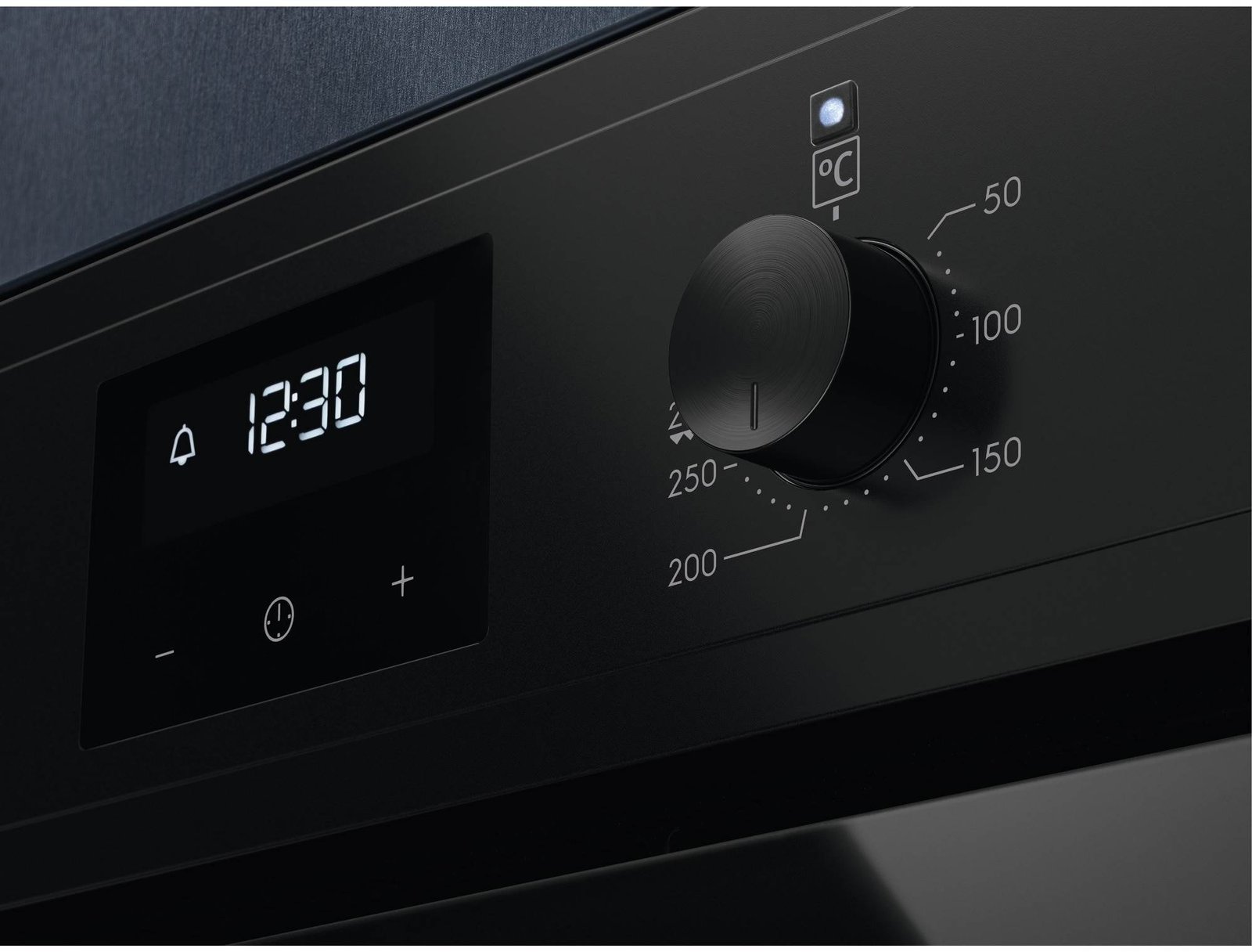 Le four ELECTROLUX EOF3C40TH est équipé d'un panneau de commande numérique affichant 12 h 30 et d'un bouton de réglage de la température réglé sur 200 °C.