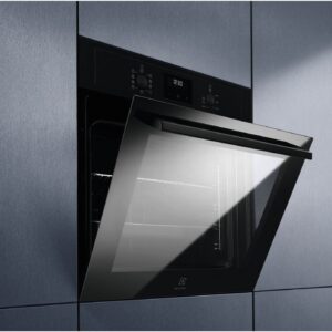 Le four encastrable ELECTROLUX EOF3C40TH, dont la porte est ouverte, est installé dans un meuble de cuisine élégant de couleur bleu-gris.