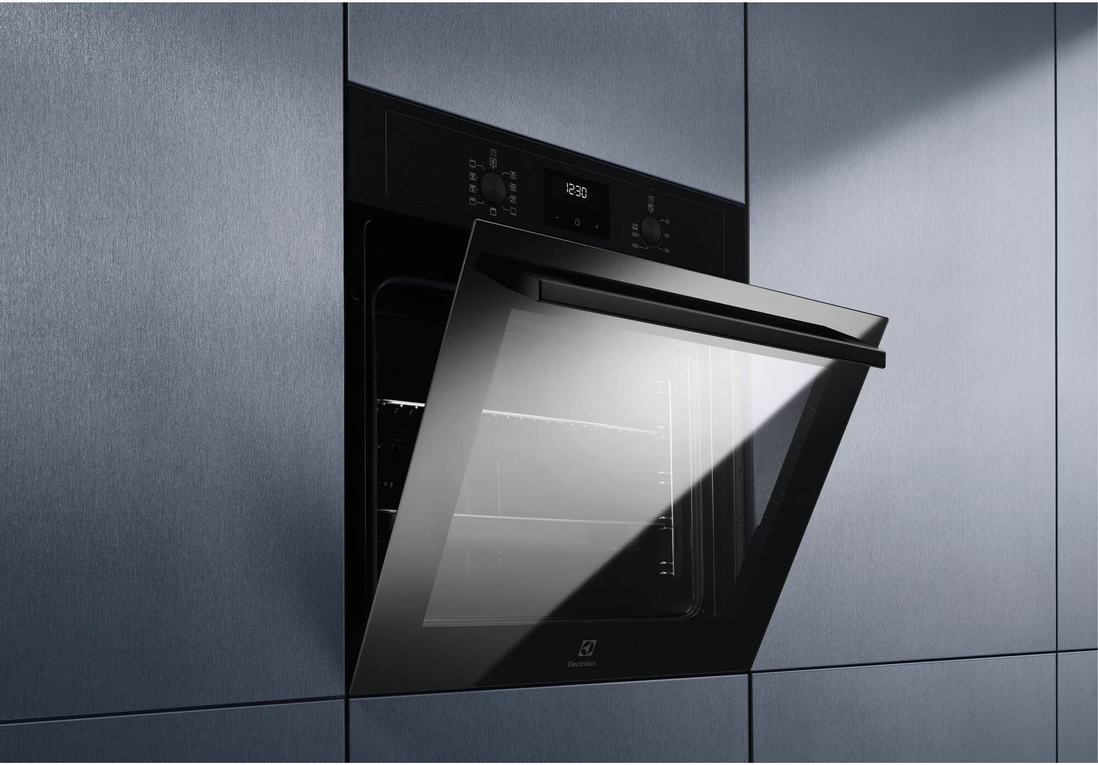 Le four encastrable ELECTROLUX EOF3C40TH, dont la porte est ouverte, est installé dans un meuble de cuisine élégant de couleur bleu-gris.