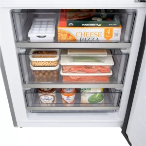 Ouvrez le congélateur LG GBBW322DPY, dont les tiroirs transparents contiennent des pizzas, du fromage, un bac à glaçons, de la viande, des petits pois, de la crème glacée et des récipients.