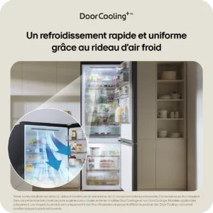 Un réfrigérateur LG GBBW322DPY ouvert, dans une cuisine moderne, dévoile des aliments et des boissons soigneusement rangés, mettant en valeur sa technologie avancée DoorCooling+.