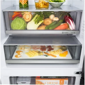 Un tiroir du réfrigérateur rempli d'une grande variété de légumes frais et un autre regorgeant de fromages et de charcuteries, exactement comme dans le modèle LG GBBW322DPY, spacieux et bien agencé.